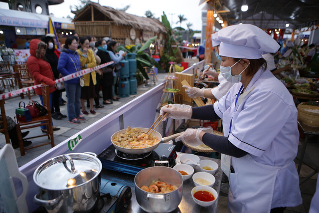 Du khách thích thú khi chứng kiến cách chế biến món ăn Mỳ Quảng  - Ảnh 9.