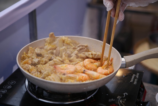 Du khách thích thú khi chứng kiến cách chế biến món ăn Mỳ Quảng  - Ảnh 6.