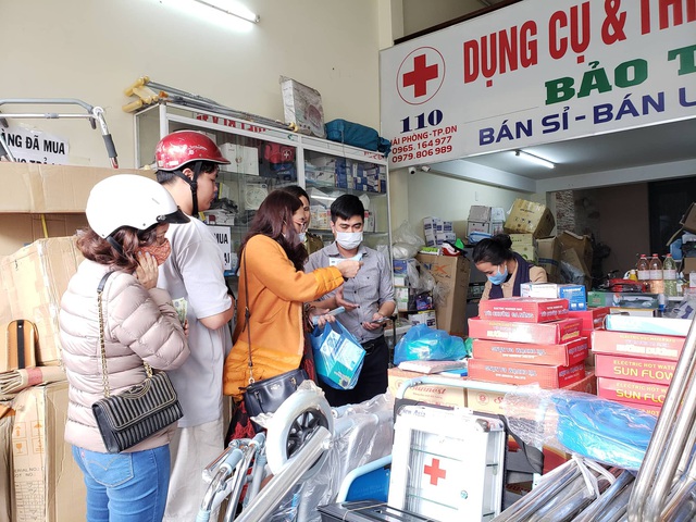 Phát hiện một cửa hàng thiết bị y tế ở Đà Nẵng không niêm yết giá, bán hàng giá cao, có dấu hiệu găm hàng  - Ảnh 2.