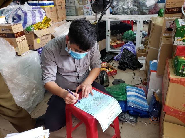 Phát hiện một cửa hàng thiết bị y tế ở Đà Nẵng không niêm yết giá, bán hàng giá cao, có dấu hiệu găm hàng  - Ảnh 3.