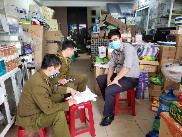 Phát hiện một cửa hàng thiết bị y tế ở Đà Nẵng không niêm yết giá, bán hàng giá cao, có dấu hiệu găm hàng  - Ảnh 1.