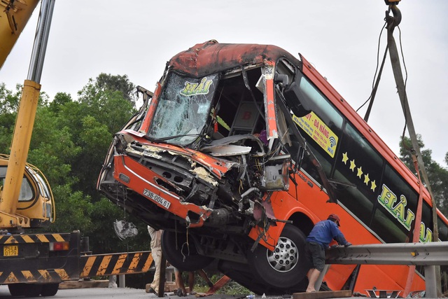 Xe khách hư hỏng nặng sau tai nạn liên hoàn, nhiều người nhập viện - Ảnh 1.