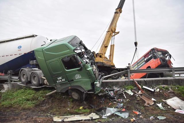 Xe khách hư hỏng nặng sau tai nạn liên hoàn, nhiều người nhập viện - Ảnh 2.
