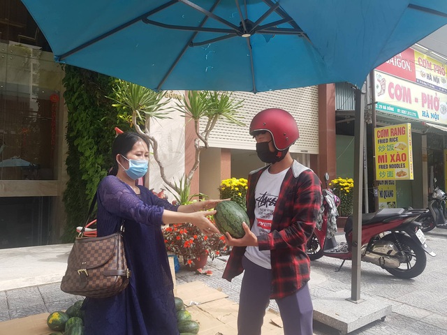 Chủ khách sạn ở Đà Nẵng mua một tấn dưa hấu và làm điều khiến ai cũng thấy ấm lòng - Ảnh 3.