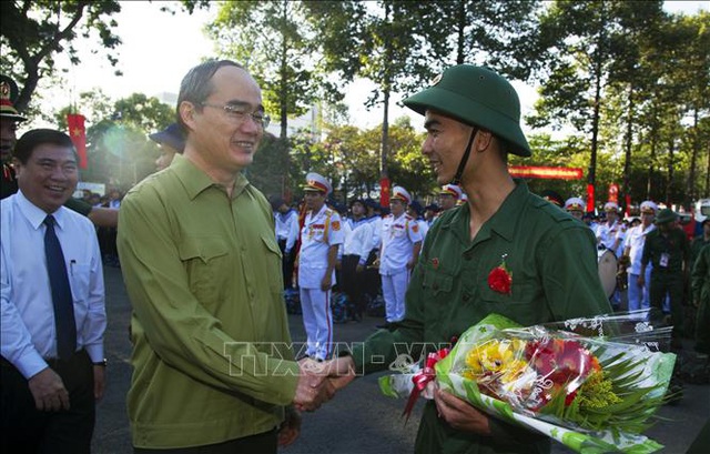Bí thư Nguyễn Thiện Nhân tặng hoa cho các tân binh lên đường nhập ngũ - Ảnh 2.