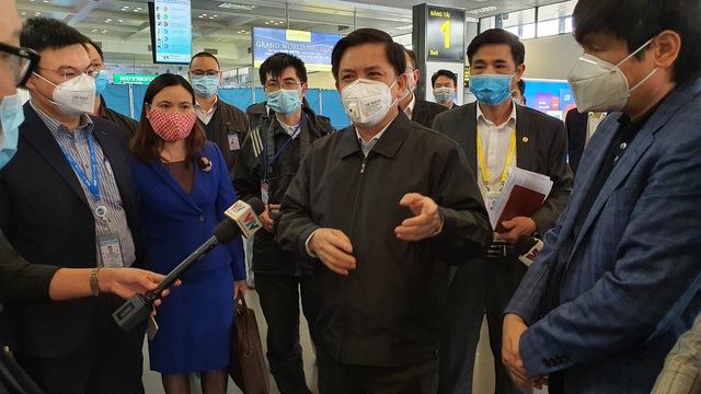 Bộ trưởng Nguyễn Văn Thể: &quot;Nên chăng bắt buộc người đi, đến sân bay phải đeo khẩu trang&quot; - Ảnh 1.