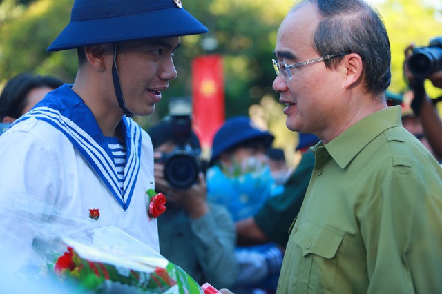 Bí thư Nguyễn Thiện Nhân tặng hoa cho các tân binh lên đường nhập ngũ - Ảnh 3.