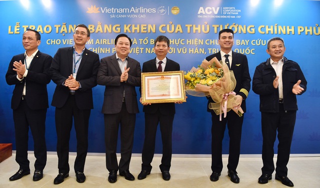 Tổ bay Vietnam Airlines thực hiện chuyến bay tới Vũ Hán nhận bằng khen của Thủ tướng Chính phủ  - Ảnh 1.