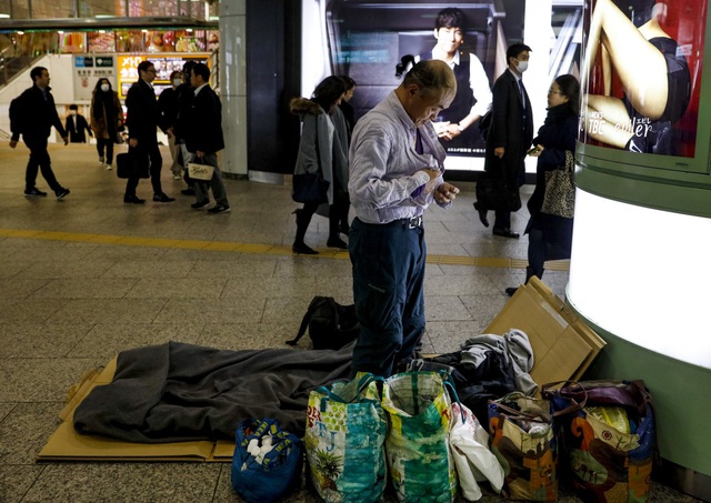 Trước thềm Olympic Tokyo 2020: Bất ngờ hình ảnh người vô gia cư hoang mang tìm chốn trú ẩn - Ảnh 4.
