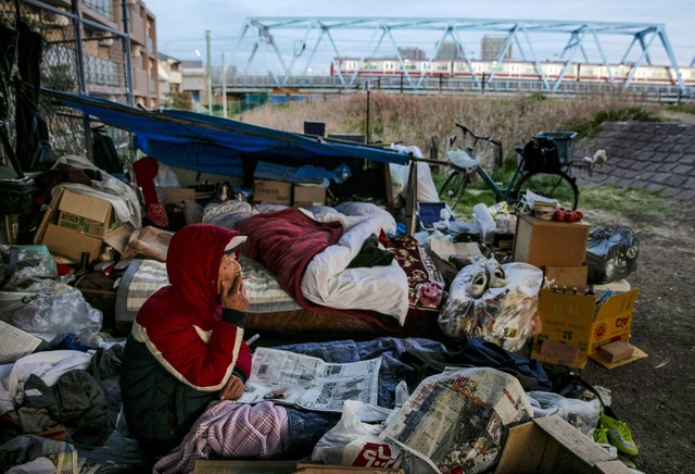 Trước thềm Olympic Tokyo 2020: Bất ngờ hình ảnh người vô gia cư hoang mang tìm chốn trú ẩn - Ảnh 1.