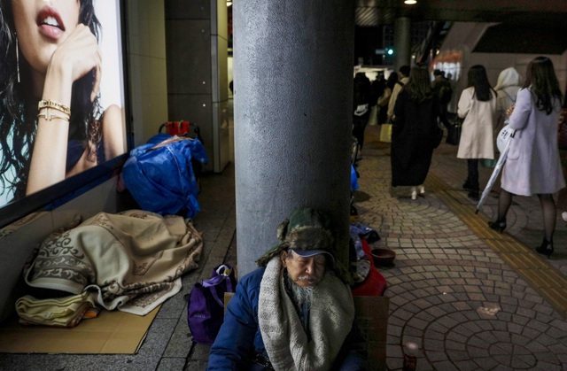 Trước thềm Olympic Tokyo 2020: Bất ngờ hình ảnh người vô gia cư hoang mang tìm chốn trú ẩn - Ảnh 11.