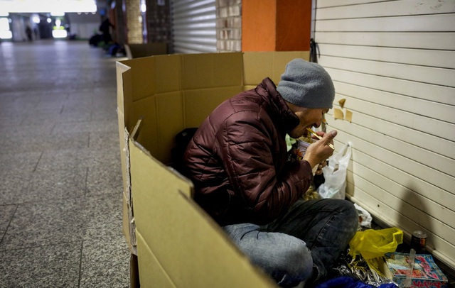Trước thềm Olympic Tokyo 2020: Bất ngờ hình ảnh người vô gia cư hoang mang tìm chốn trú ẩn - Ảnh 3.