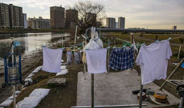 Trước thềm Olympic Tokyo 2020: Bất ngờ hình ảnh người vô gia cư hoang mang tìm chốn trú ẩn - Ảnh 8.