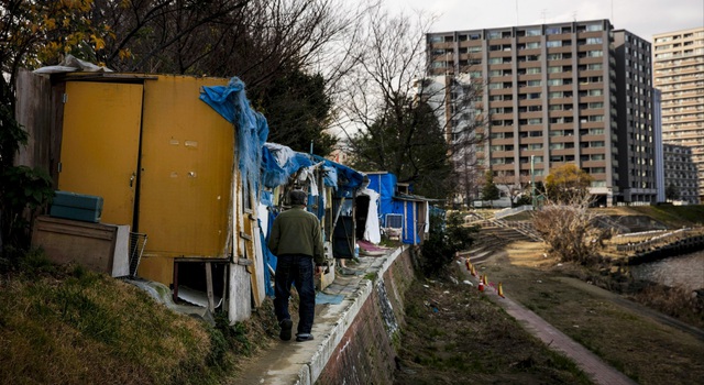 Trước thềm Olympic Tokyo 2020: Bất ngờ hình ảnh người vô gia cư hoang mang tìm chốn trú ẩn - Ảnh 7.
