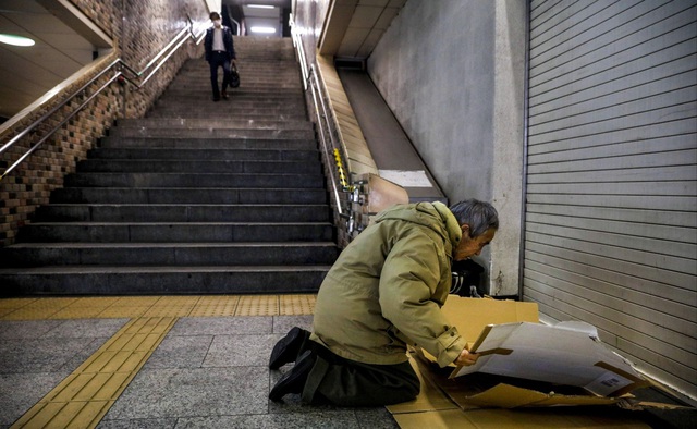 Trước thềm Olympic Tokyo 2020: Bất ngờ hình ảnh người vô gia cư hoang mang tìm chốn trú ẩn - Ảnh 9.