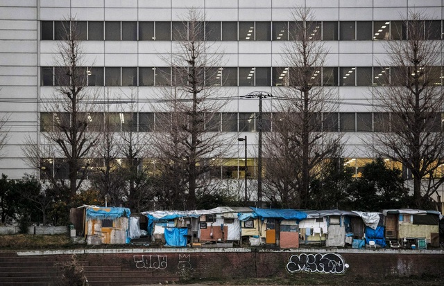 Trước thềm Olympic Tokyo 2020: Bất ngờ hình ảnh người vô gia cư hoang mang tìm chốn trú ẩn - Ảnh 6.