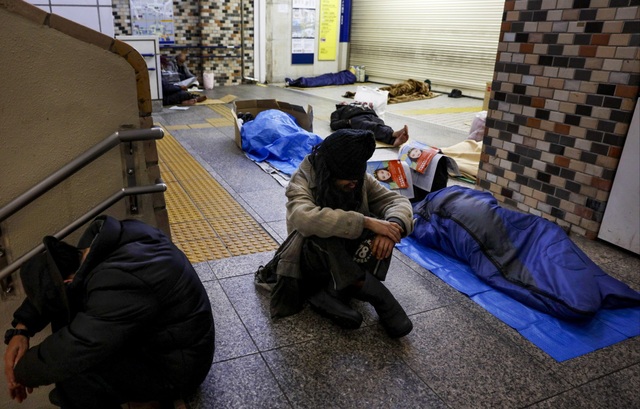 Trước thềm Olympic Tokyo 2020: Bất ngờ hình ảnh người vô gia cư hoang mang tìm chốn trú ẩn - Ảnh 10.