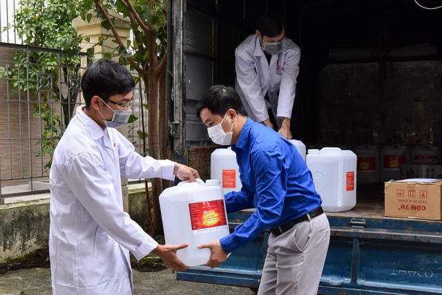 Giữa tâm dịch Covid-19, Đại học Bách khoa Hà Nội tặng 500l dung dịch sát khuẩn cho người dân xã Sơn Lôi - Ảnh 1.