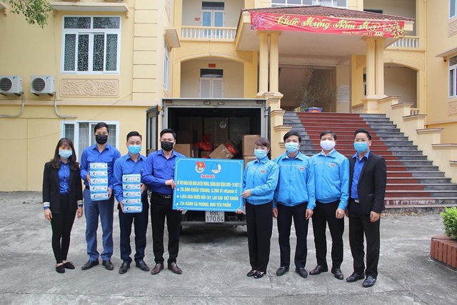 Hội Liên hiệp Thanh niên Việt Nam tặng 10.000 khẩu trang y tế cho xã Sơn Lôi - Ảnh 1.