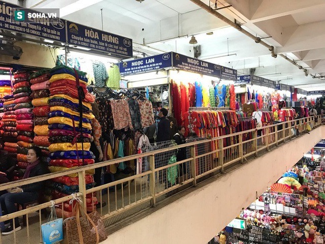 Hàng hóa bán ra giảm 80%, ki-ốt tại chợ Đồng Xuân nghỉ tạm thời vì dịch Covid-19 - Ảnh 11.