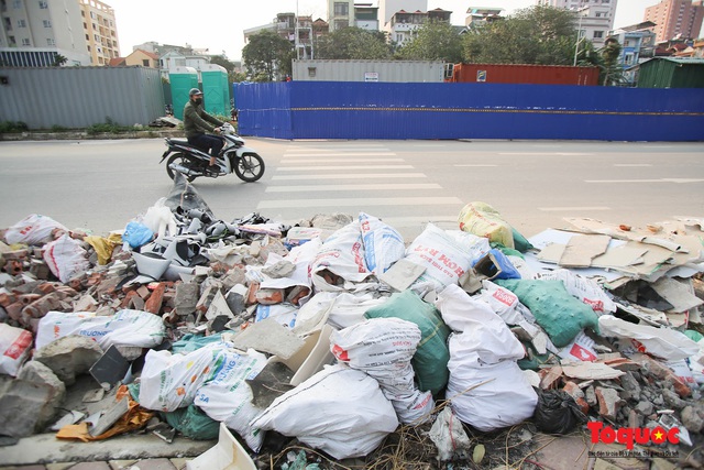 Hà Nội: Đường Nguyễn Văn Huyên kéo dài ngập trong rác thải bốc mùi hôi thối - Ảnh 8.