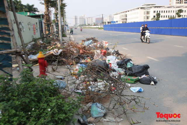 Hà Nội: Đường Nguyễn Văn Huyên kéo dài ngập trong rác thải bốc mùi hôi thối - Ảnh 6.