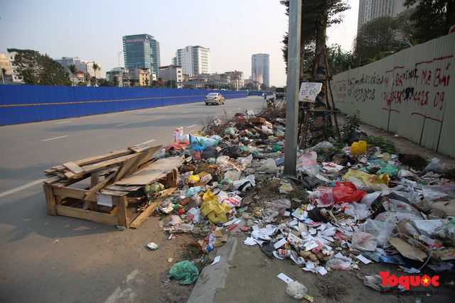 Hà Nội: Đường Nguyễn Văn Huyên kéo dài ngập trong rác thải bốc mùi hôi thối - Ảnh 3.