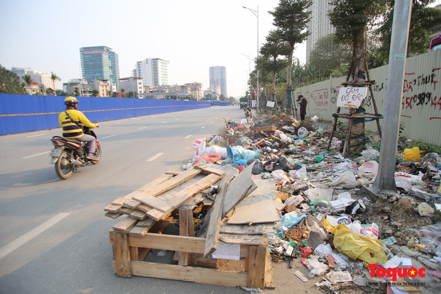 Hà Nội: Đường Nguyễn Văn Huyên kéo dài ngập trong rác thải bốc mùi hôi thối - Ảnh 7.