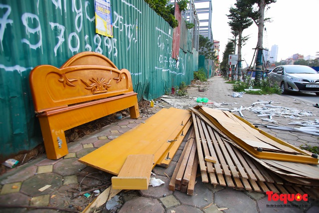 Hà Nội: Đường Nguyễn Văn Huyên kéo dài ngập trong rác thải bốc mùi hôi thối - Ảnh 14.