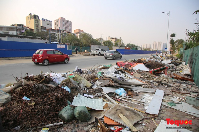 Hà Nội: Đường Nguyễn Văn Huyên kéo dài ngập trong rác thải bốc mùi hôi thối - Ảnh 2.