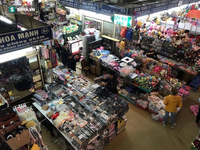 Hàng hóa bán ra giảm 80%, ki-ốt tại chợ Đồng Xuân nghỉ tạm thời vì dịch Covid-19 - Ảnh 8.