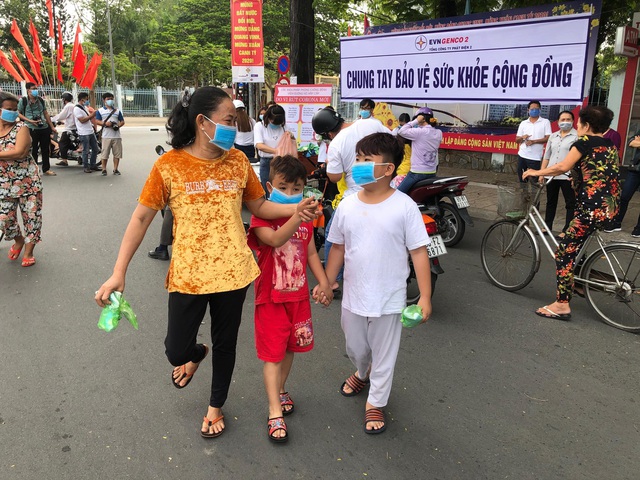 EVNGENCO 2 phát miễn phí 7.000 khẩu trang y tế cho người dân Cần Thơ - Ảnh 7.