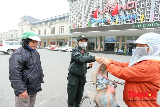 Phát khẩu trang miễn phí, du khách nước ngoài đánh giá cao Việt Nam trong nỗ lực chống virus corona - Ảnh 15.