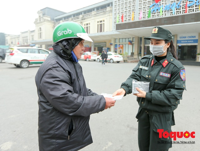 Phát khẩu trang miễn phí, du khách nước ngoài đánh giá cao Việt Nam trong nỗ lực chống virus corona - Ảnh 14.