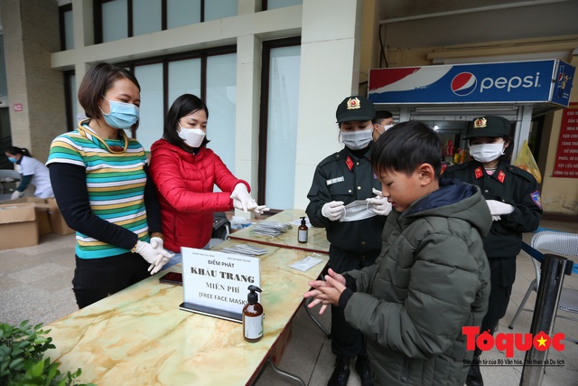 Phát khẩu trang miễn phí, du khách nước ngoài đánh giá cao Việt Nam trong nỗ lực chống virus corona - Ảnh 17.