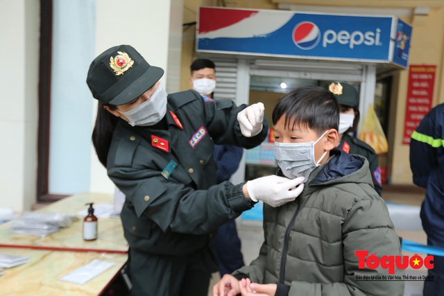 Phát khẩu trang miễn phí, du khách nước ngoài đánh giá cao Việt Nam trong nỗ lực chống virus corona - Ảnh 12.