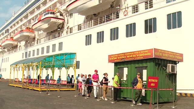 Tàu du lịch biển liên tiếp mang khách Tây đến Đà Nẵng  - Ảnh 1.