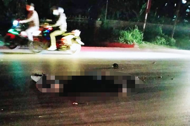 Nghệ An: Hai thanh niên đi xe máy tử vong khi va chạm với xe tải trên quốc lộ - Ảnh 1.