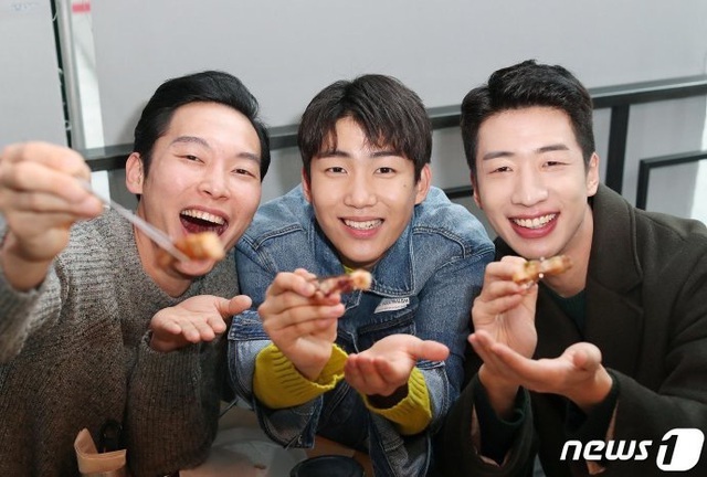 Nhóm "F4 Bắc Hàn" nhận xét về đại úy Triều Tiên Ri Jung Hyeok - Hyun Bin khiến các fan rụng tim - Ảnh 2. Nhóm "F4 Bắc Hàn" nhận xét về đại úy Triều Tiên Ri Jung Hyeok - Hyun Bin khiến các fan rụng tim - Ảnh 2.