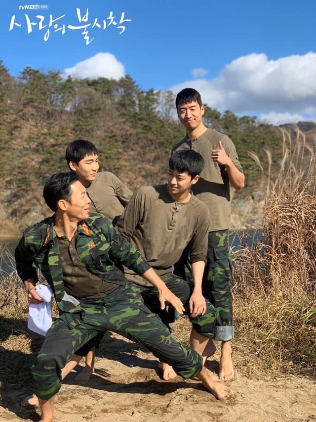 Nhóm "F4 Bắc Hàn" nhận xét về đại úy Triều Tiên Ri Jung Hyeok - Hyun Bin khiến các fan rụng tim - Ảnh 4. Nhóm "F4 Bắc Hàn" nhận xét về đại úy Triều Tiên Ri Jung Hyeok - Hyun Bin khiến các fan rụng tim - Ảnh 4.