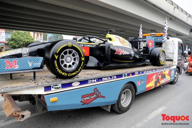 Hình ảnh mô hình xe F1 diễu hành trên đường phố Hà Nội - Ảnh 2.