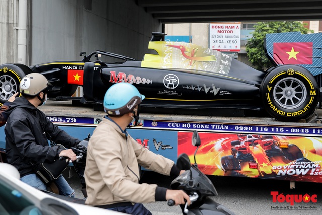 Hình ảnh mô hình xe F1 diễu hành trên đường phố Hà Nội - Ảnh 9.