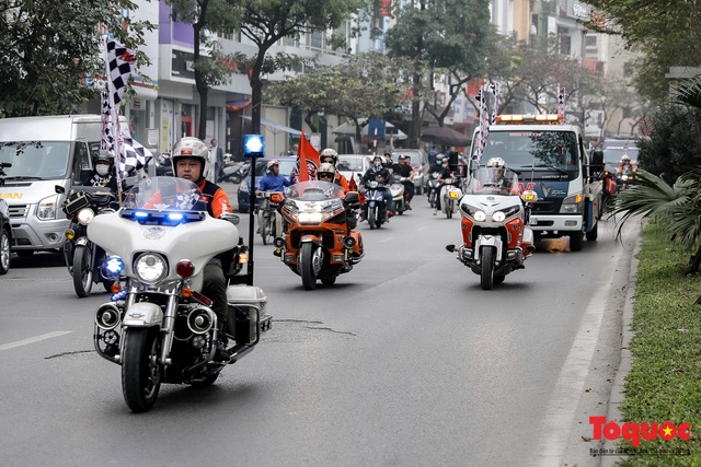 Hình ảnh mô hình xe F1 diễu hành trên đường phố Hà Nội - Ảnh 1.