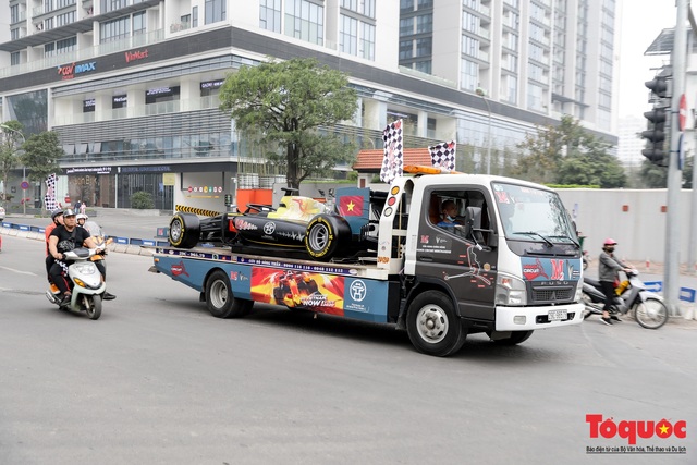 Hình ảnh mô hình xe F1 diễu hành trên đường phố Hà Nội - Ảnh 4.
