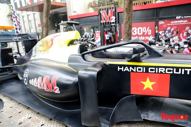 Hình ảnh mô hình xe F1 diễu hành trên đường phố Hà Nội - Ảnh 6.