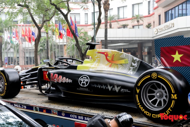 Hình ảnh mô hình xe F1 diễu hành trên đường phố Hà Nội - Ảnh 8.