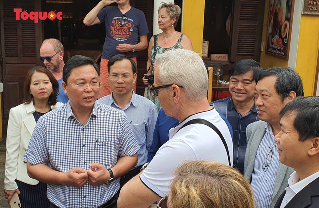 Chủ tịch Quảng Nam nói tiếng Anh với du khách Tây trên phố cổ Hội An - Ảnh 5.