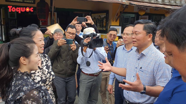 Chủ tịch Quảng Nam nói tiếng Anh với du khách Tây trên phố cổ Hội An - Ảnh 8.