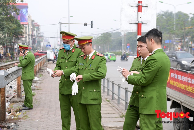 Lực lượng chức năng phường Phương Mai dọn dẹp kim tiêm, xi lanh sau phản ánh của Báo điện tử Tổ Quốc - Ảnh 2.