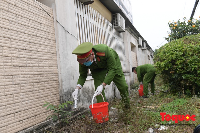 Lực lượng chức năng phường Phương Mai dọn dẹp kim tiêm, xi lanh sau phản ánh của Báo điện tử Tổ Quốc - Ảnh 10.